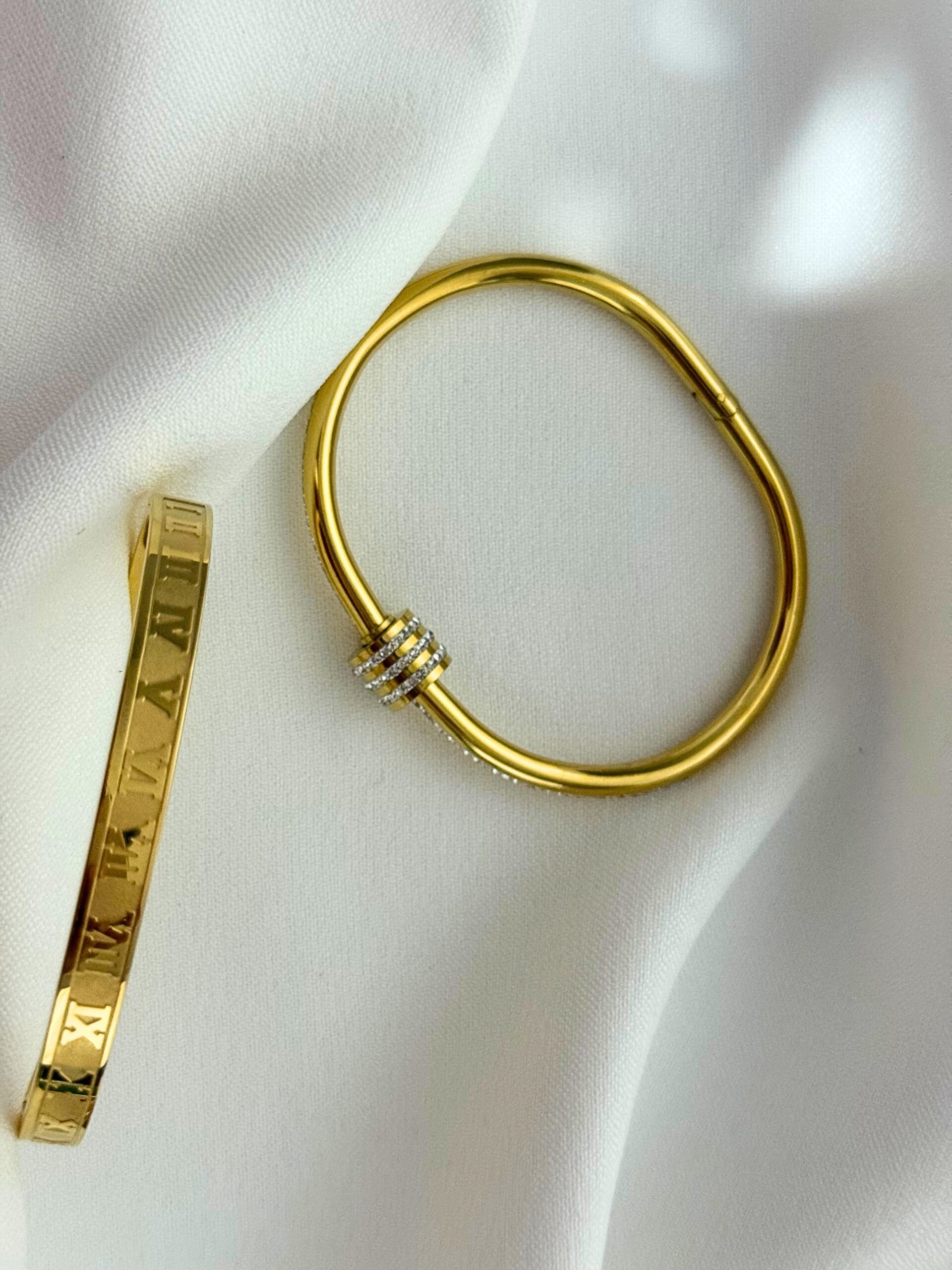 Roman Couple Bangles Set